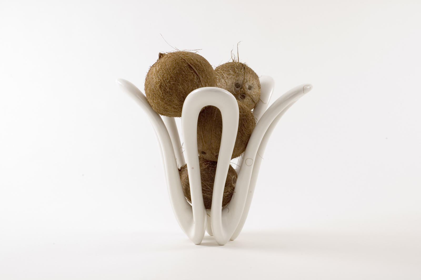 Sonic Loop: 2007C. Porcelain. 38 x34x34cm. Photograph Helene Rosanove